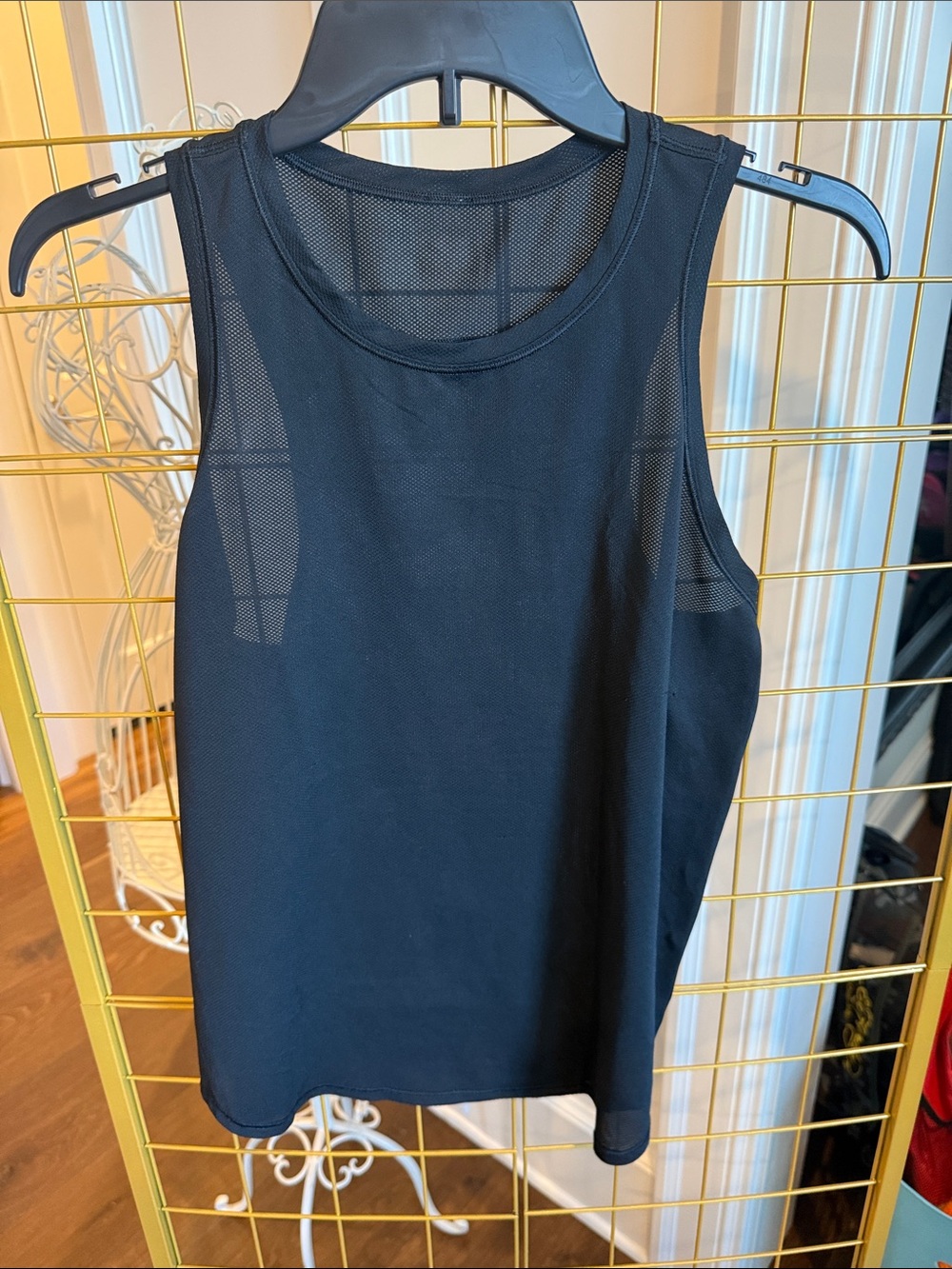 Lululemon size medium Sleeveless Black Mesh-Trim Workout Tank Top